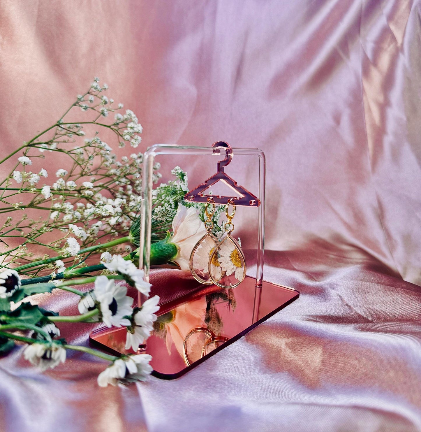 Daisy Teardrop Earrings – Real Dried Florals in Resin – Lightweight & Hypoallergenic – Handmade One of a Kind