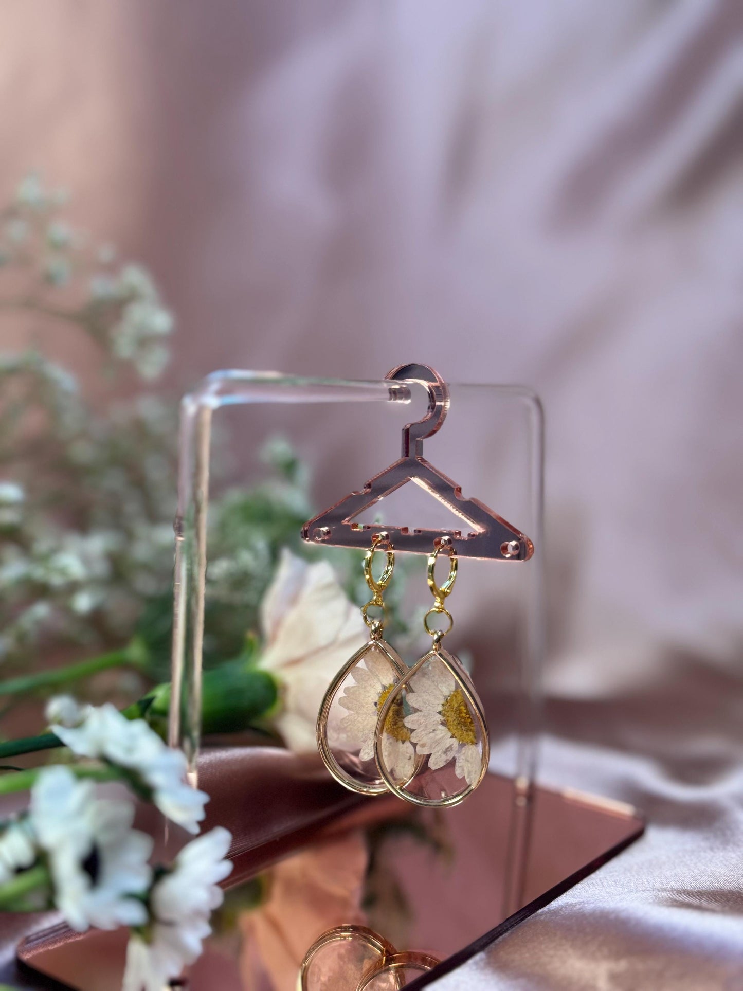 Daisy Teardrop Earrings – Real Dried Florals in Resin – Lightweight & Hypoallergenic – Handmade One of a Kind