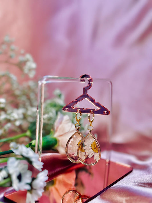 Daisy Teardrop Earrings – Real Dried Florals in Resin – Lightweight & Hypoallergenic – Handmade One of a Kind